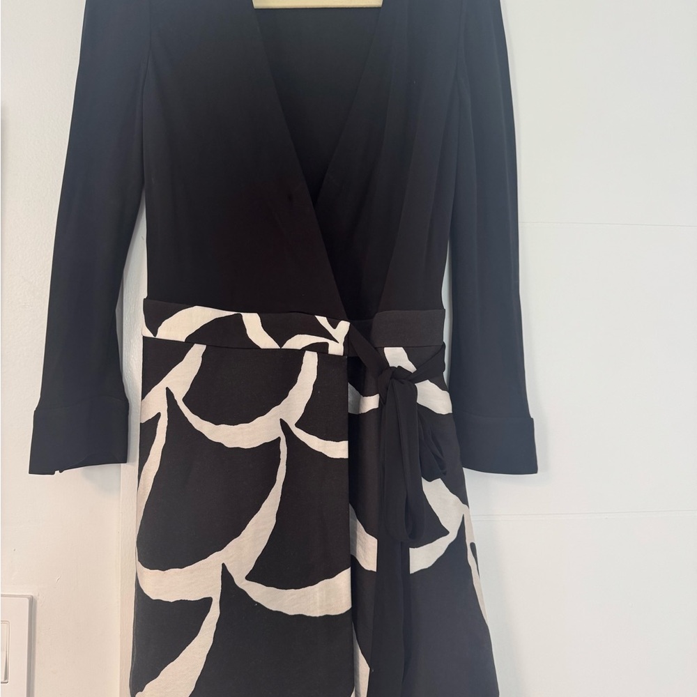 Diane Von Furstenberg Blue and White Long Sleeve Sheath Dress